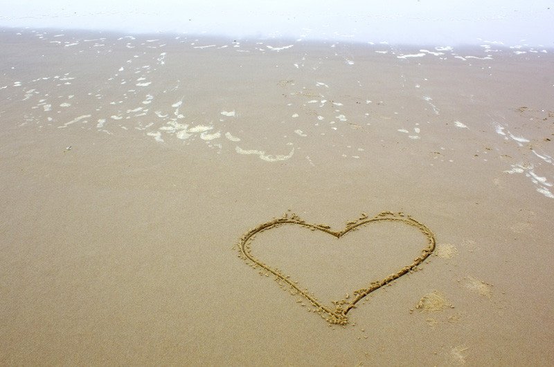 heart-shape-drawn-on-beach_M1pLKyK_ (1)